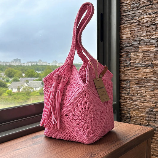 Market bag crochet pattern, finished bag carried on the shoulder