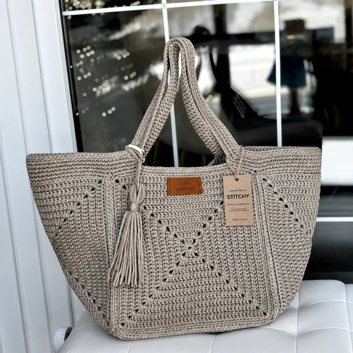 Detail of the handle attachment on the Granny Five tote