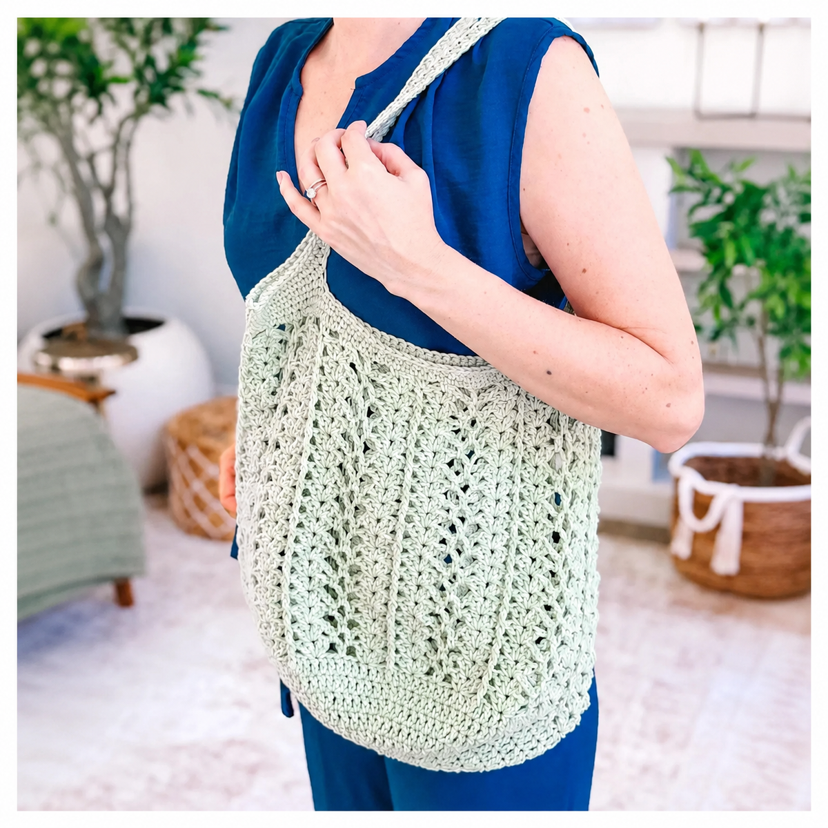 Close-up of the open mesh stitch pattern of the market bag