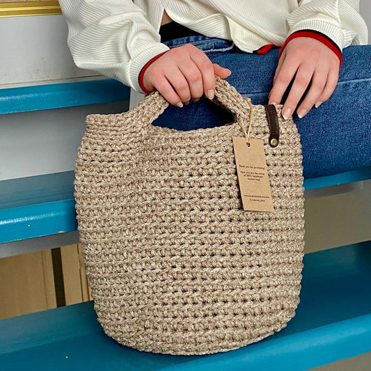 Modern everyday tote bag in a solid color