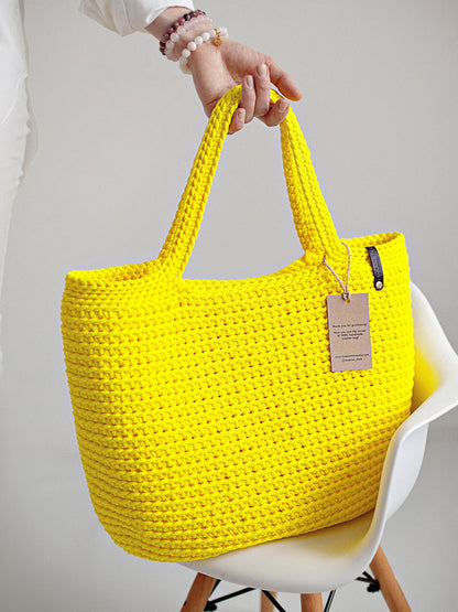 XXL crochet tote bag showing the sturdy handles