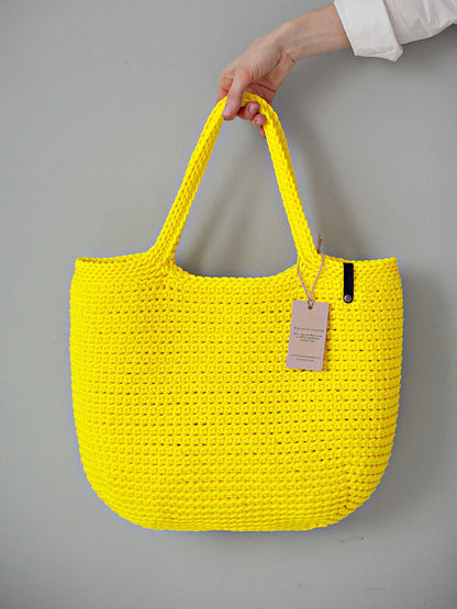 Close-up of the crochet stitches on the XXL tote bag