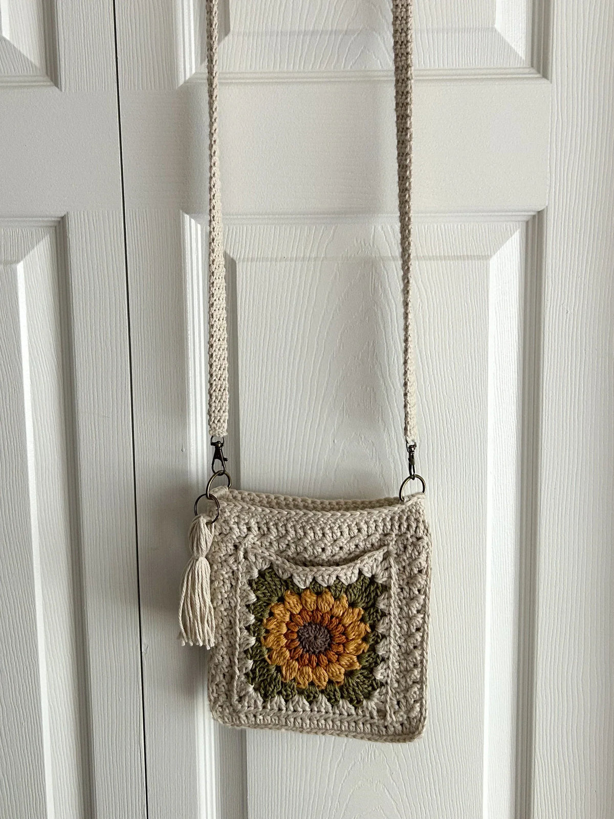 Sunflower granny square crossbody bag, finished example